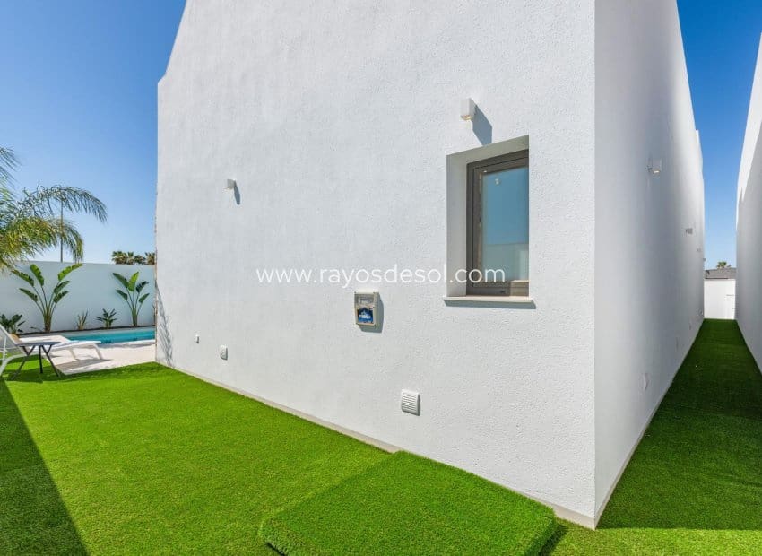 3 bedroom Villa for sale in Los Alcazares with pool - € 689,900 (Ref: 9506980)