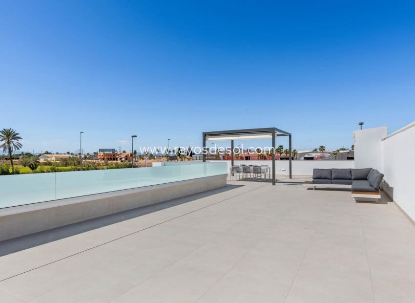 3 bedroom Villa for sale in Los Alcazares with pool - € 689,900 (Ref: 9506980)