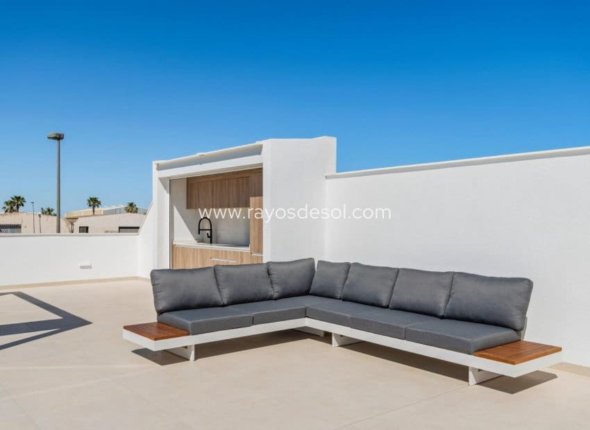 3 bedroom Villa for sale in Los Alcazares with pool - € 689,900 (Ref: 9506980)