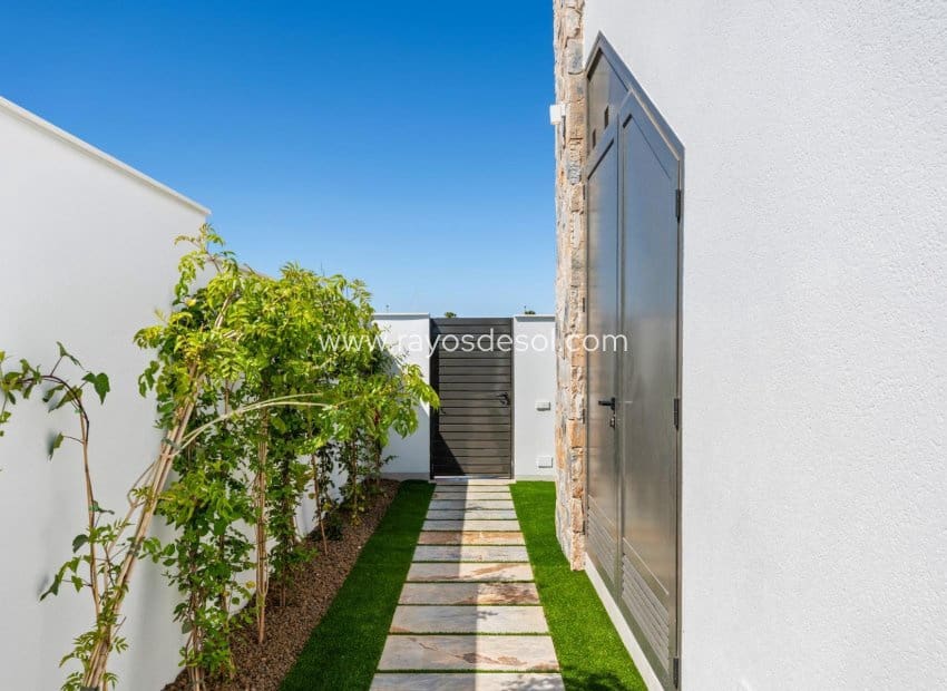 3 bedroom Villa for sale in Los Alcazares with pool - € 689,900 (Ref: 9506980)