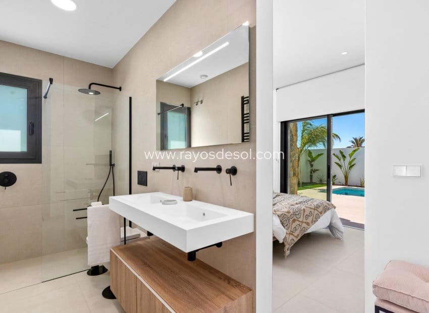 3 bedroom Villa for sale in Los Alcazares with pool - € 689,900 (Ref: 9506980)