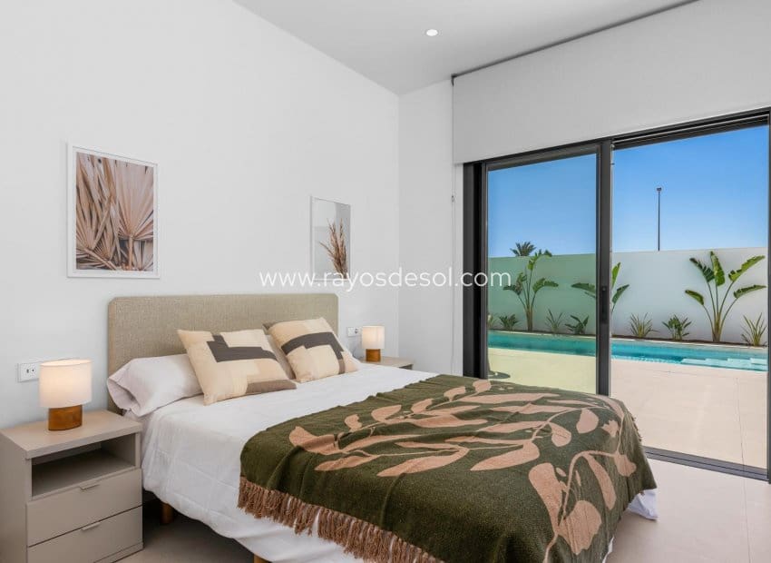 3 bedroom Villa for sale in Los Alcazares with pool - € 689,900 (Ref: 9506980)