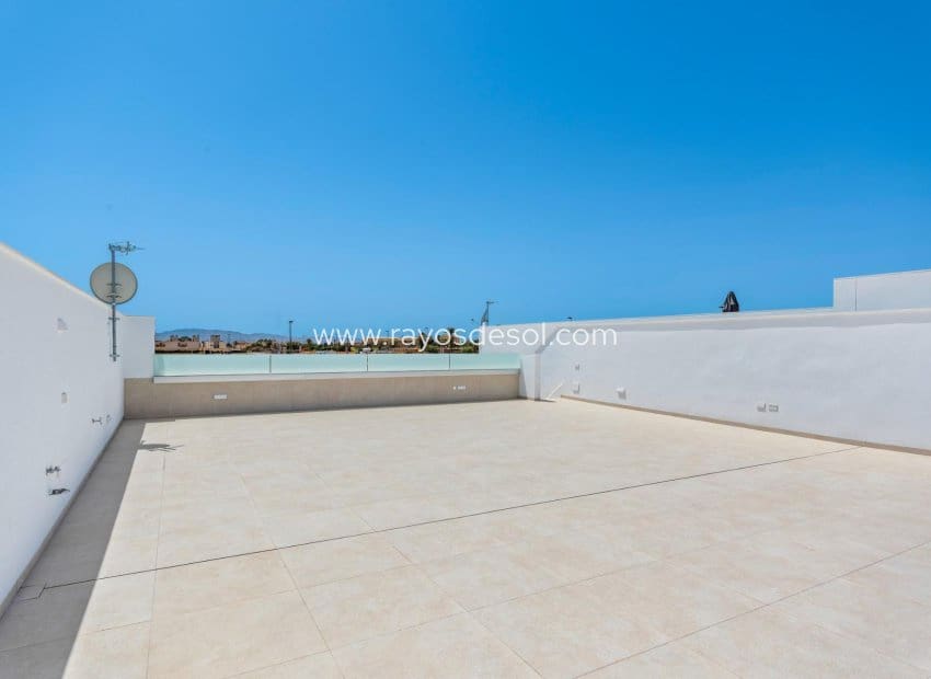 3 soveværelse Villa til salg i Los Alcazares med swimmingpool - € 499.900 (Ref: 9506981)