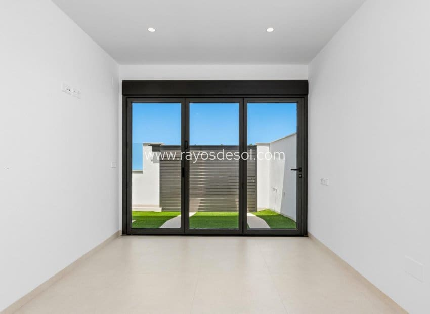 3 soveværelse Villa til salg i Los Alcazares med swimmingpool - € 499.900 (Ref: 9506981)