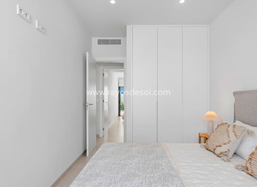 3 soveværelse Villa til salg i Los Alcazares med swimmingpool - € 499.900 (Ref: 9506981)