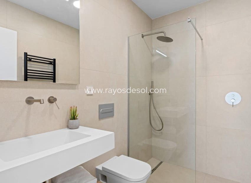 3 soveværelse Villa til salg i Los Alcazares med swimmingpool - € 499.900 (Ref: 9506981)