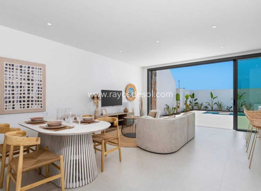 3 soveværelse Villa til salg i Los Alcazares med swimmingpool - € 499.900 (Ref: 9506981)