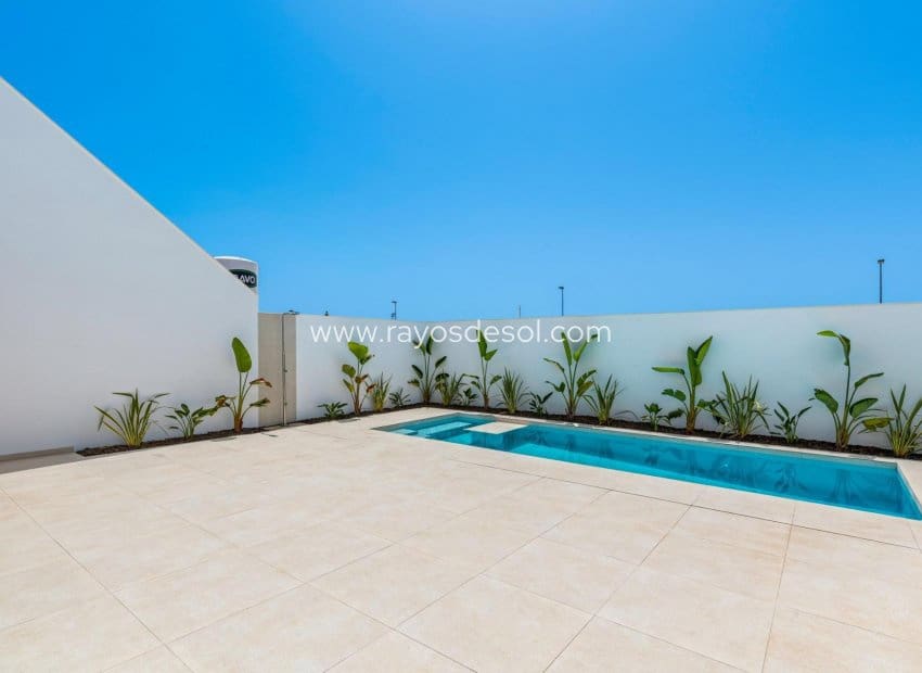 3 chambre Villa/Maison à vendre à Los Alcazares avec piscine - 499 900 € (Ref: 9506981)