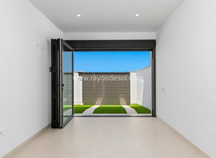 3 chambre Villa/Maison à vendre à Los Alcazares avec piscine - 499 900 € (Ref: 9506981)