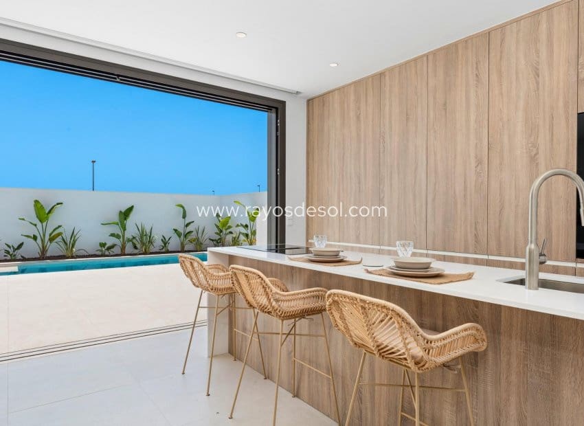 3 chambre Villa/Maison à vendre à Los Alcazares avec piscine - 499 900 € (Ref: 9506981)