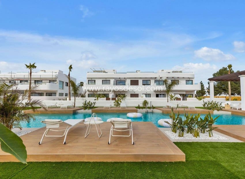 3 bedroom Apartment for sale in Los Alcazares with pool - € 359,900 (Ref: 9530908)