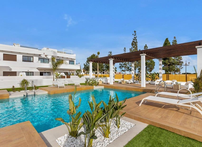 3 soveværelse Lejlighed til salg i Los Alcazares med swimmingpool - € 379.900 (Ref: 9530908)