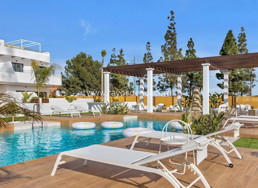 3 soveværelse Lejlighed til salg i Los Alcazares med swimmingpool - € 379.900 (Ref: 9530908)