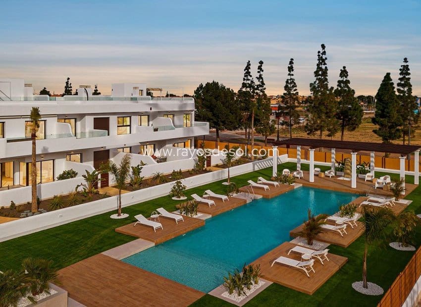 3 soveværelse Lejlighed til salg i Los Alcazares med swimmingpool - € 379.900 (Ref: 9530908)