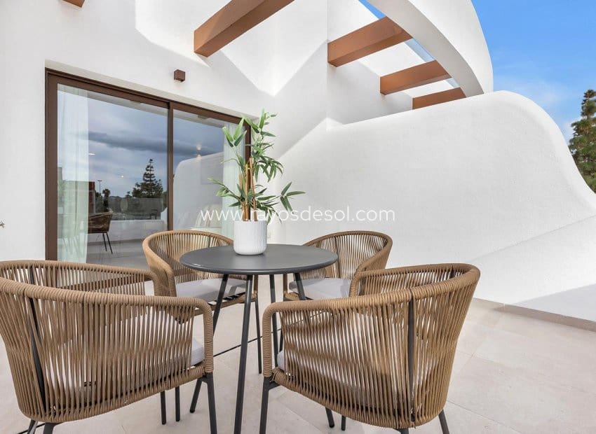 2 soveværelse Lejlighed til salg i Los Alcazares med swimmingpool - € 279.900 (Ref: 9530917)