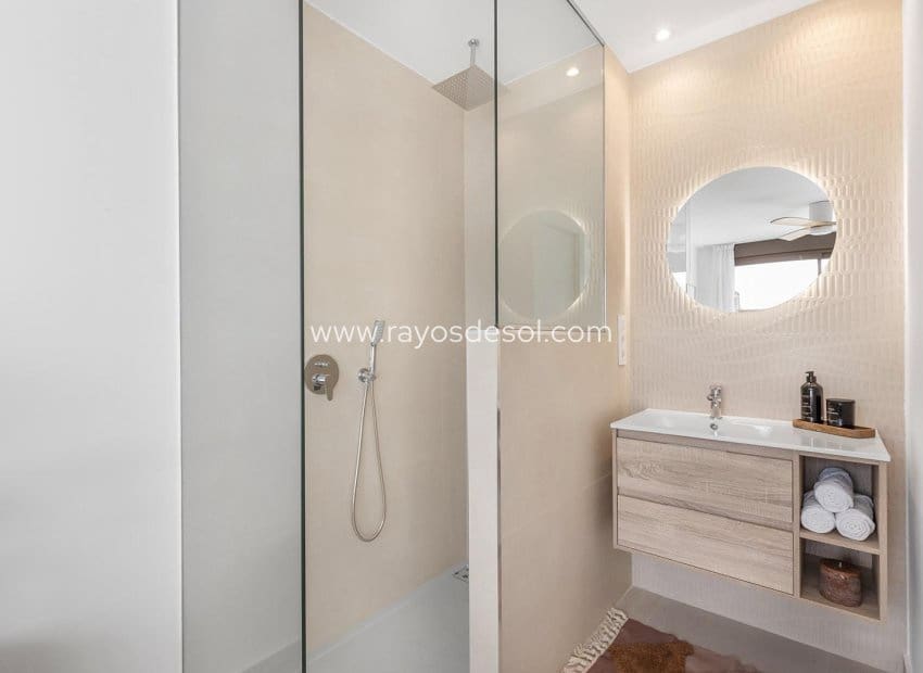 2 soveværelse Lejlighed til salg i Los Alcazares med swimmingpool - € 279.900 (Ref: 9530917)