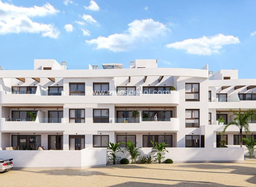 2 soveværelse Lejlighed til salg i Los Alcazares med swimmingpool - € 279.900 (Ref: 9530917)