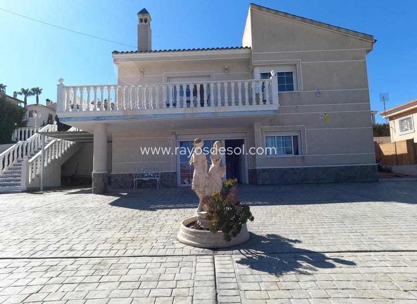 4 bedroom Villa for sale in Algorfa with pool - € 499,500 (Ref: 9660763)