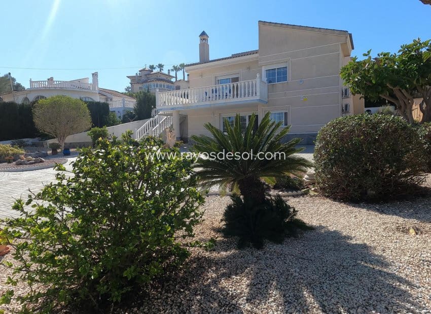 4 bedroom Villa for sale in Algorfa with pool - € 499,500 (Ref: 9660763)