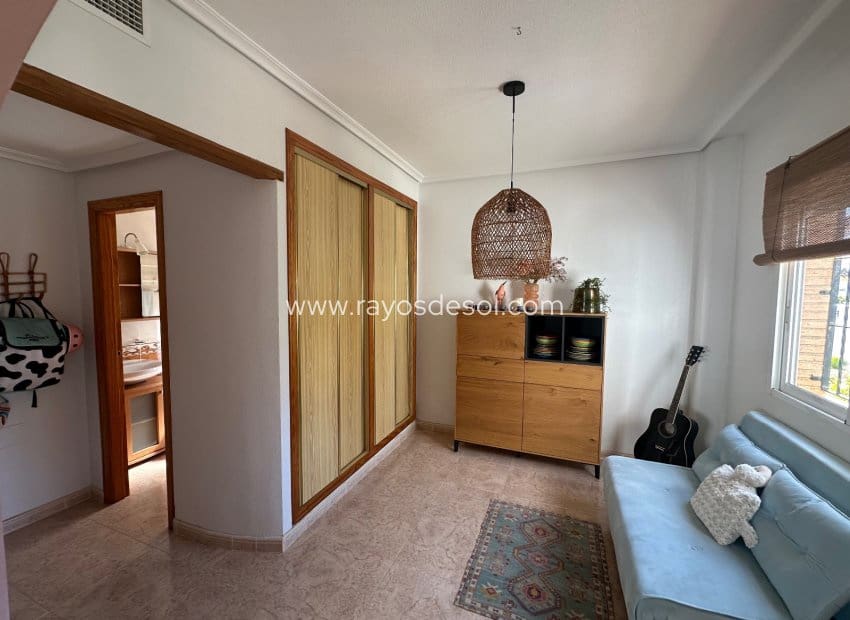 Chalet de 3 habitaciones en El Raso en venta con piscina - 220.000 € (Ref: 9674583)