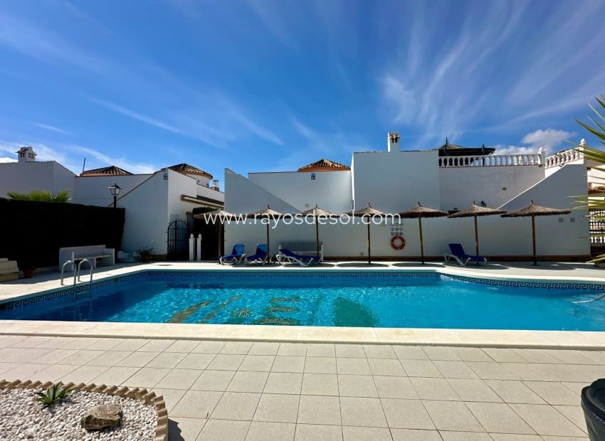 Chalet de 3 habitaciones en El Raso en venta con piscina - 220.000 € (Ref: 9674583)