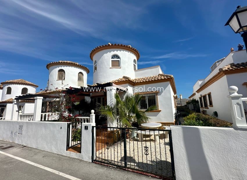 Chalet de 3 habitaciones en El Raso en venta con piscina - 220.000 € (Ref: 9674583)