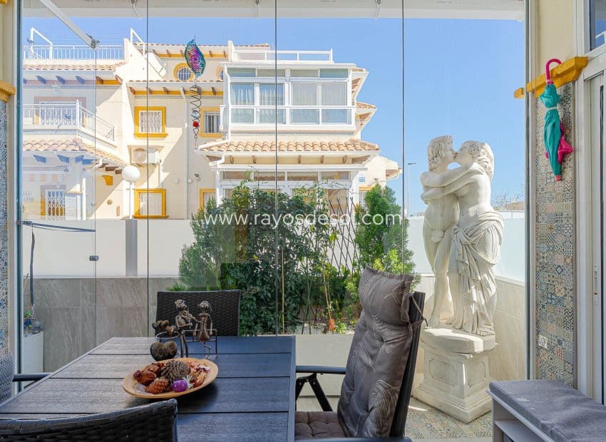 2 soveværelse Rækkehus til salg i Punta Prima med swimmingpool - € 269.000 (Ref: 9691498)