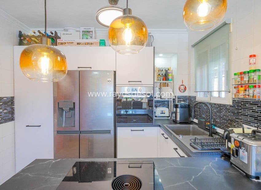 2 soveværelse Rækkehus til salg i Punta Prima med swimmingpool - € 269.000 (Ref: 9691498)