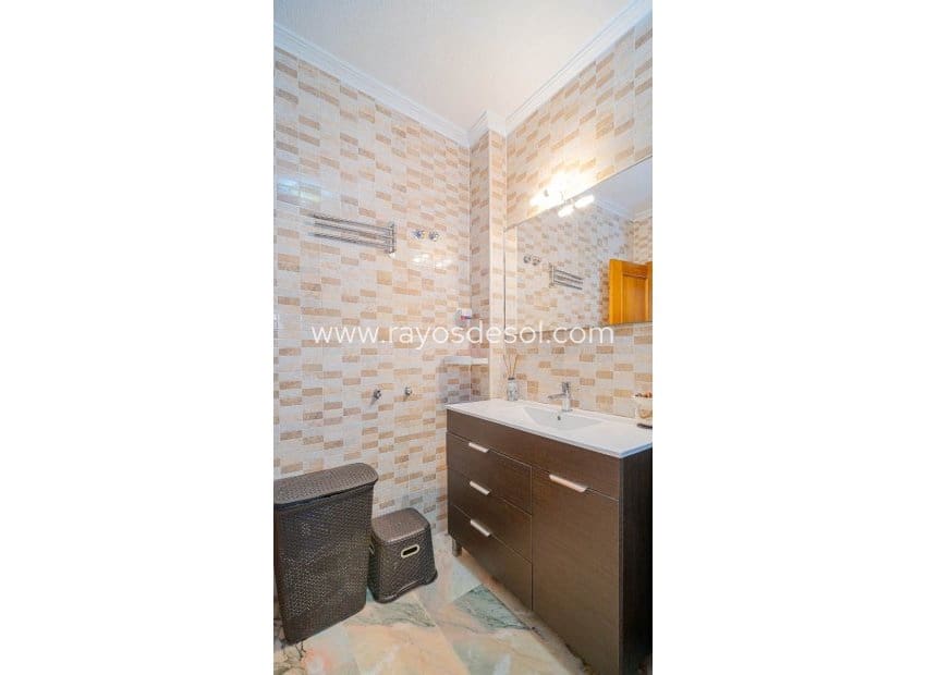 2 soveværelse Rækkehus til salg i Punta Prima med swimmingpool - € 269.000 (Ref: 9691498)