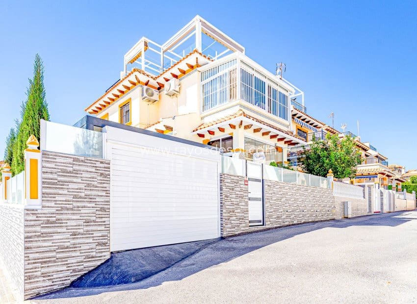 2 soveværelse Rækkehus til salg i Punta Prima med swimmingpool - € 269.000 (Ref: 9691498)