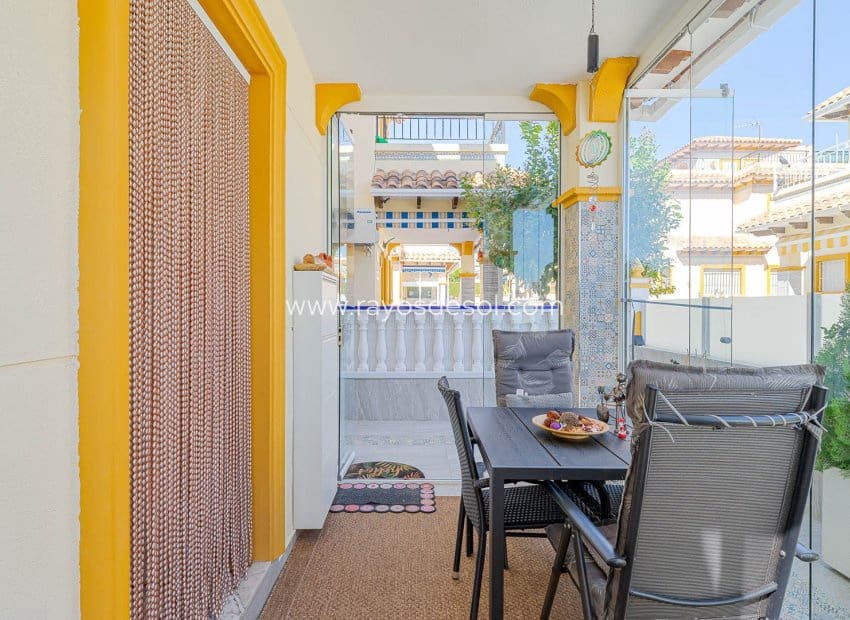 2 soveværelse Rækkehus til salg i Punta Prima med swimmingpool - € 269.000 (Ref: 9691498)