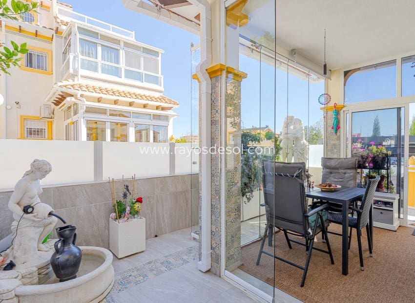 2 soveværelse Rækkehus til salg i Punta Prima med swimmingpool - € 269.000 (Ref: 9691498)