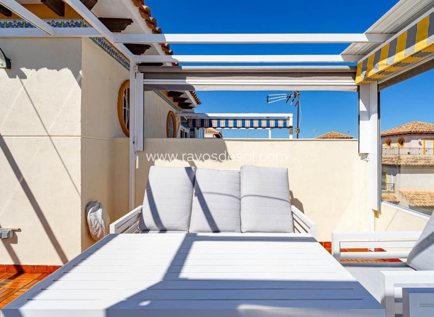 2 soveværelse Rækkehus til salg i Punta Prima med swimmingpool - € 269.000 (Ref: 9691498)