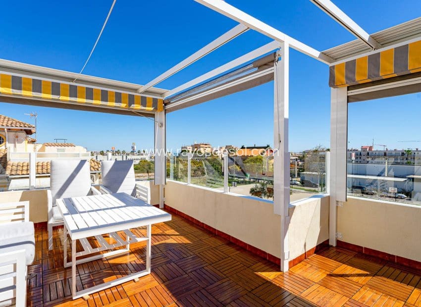 2 soveværelse Rækkehus til salg i Punta Prima med swimmingpool - € 269.000 (Ref: 9691498)