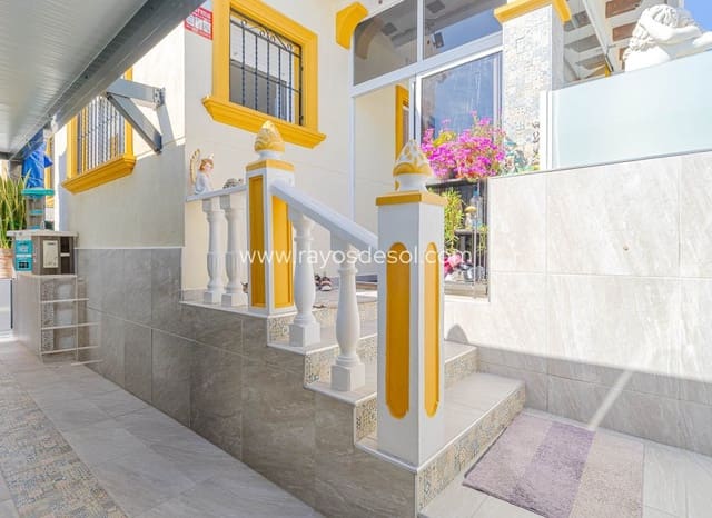 2 soveværelse Rækkehus til salg i Punta Prima, Torrevieja med swimmingpool - € 269.000 (Ref: 9691498)