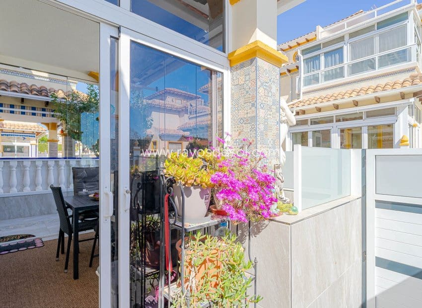 2 soveværelse Rækkehus til salg i Punta Prima med swimmingpool - € 269.000 (Ref: 9691498)