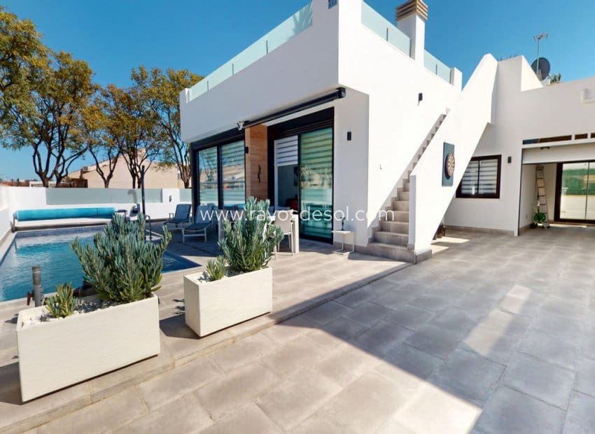 3 soverom Villa til salgs i Los Alcazares med svømmebasseng - € 469 000 (Ref: 9719120)