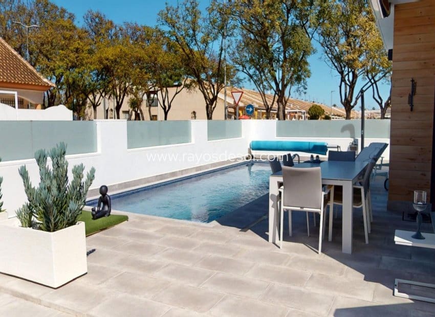 3 soverom Villa til salgs i Los Alcazares med svømmebasseng - € 469 000 (Ref: 9719120)