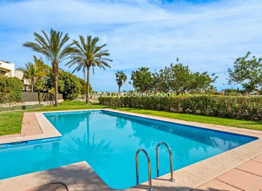 Apartamento de 2 habitaciones en Los Alcázares en venta con piscina - 259.000 € (Ref: 9719121)