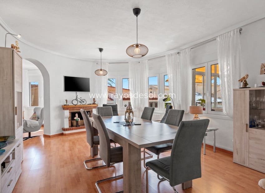 Chalet de 3 habitaciones en Rojales en venta con piscina - 495.000 € (Ref: 9723902)