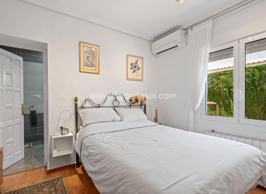 Chalet de 3 habitaciones en Rojales en venta con piscina - 495.000 € (Ref: 9723902)