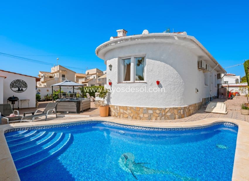 Chalet de 3 habitaciones en Rojales en venta con piscina - 495.000 € (Ref: 9723902)