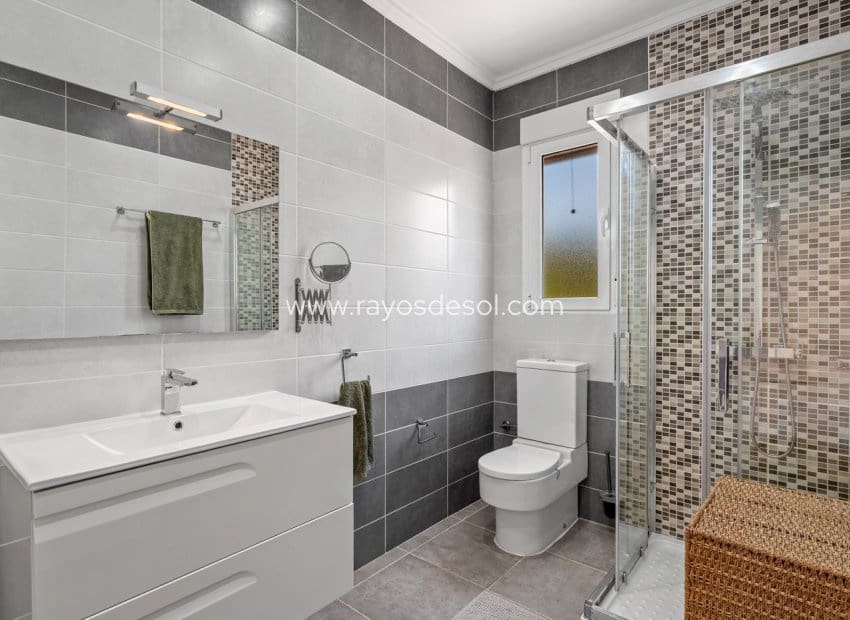 Chalet de 3 habitaciones en Rojales en venta con piscina - 495.000 € (Ref: 9723902)