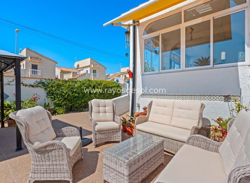 Chalet de 3 habitaciones en Rojales en venta con piscina - 495.000 € (Ref: 9723902)