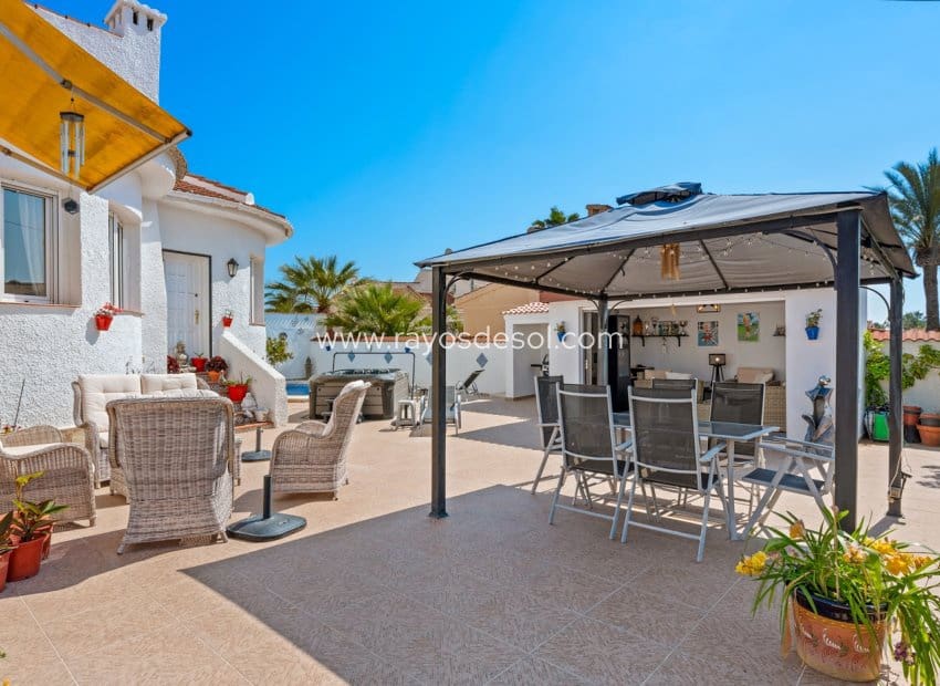 Chalet de 3 habitaciones en Rojales en venta con piscina - 495.000 € (Ref: 9723902)