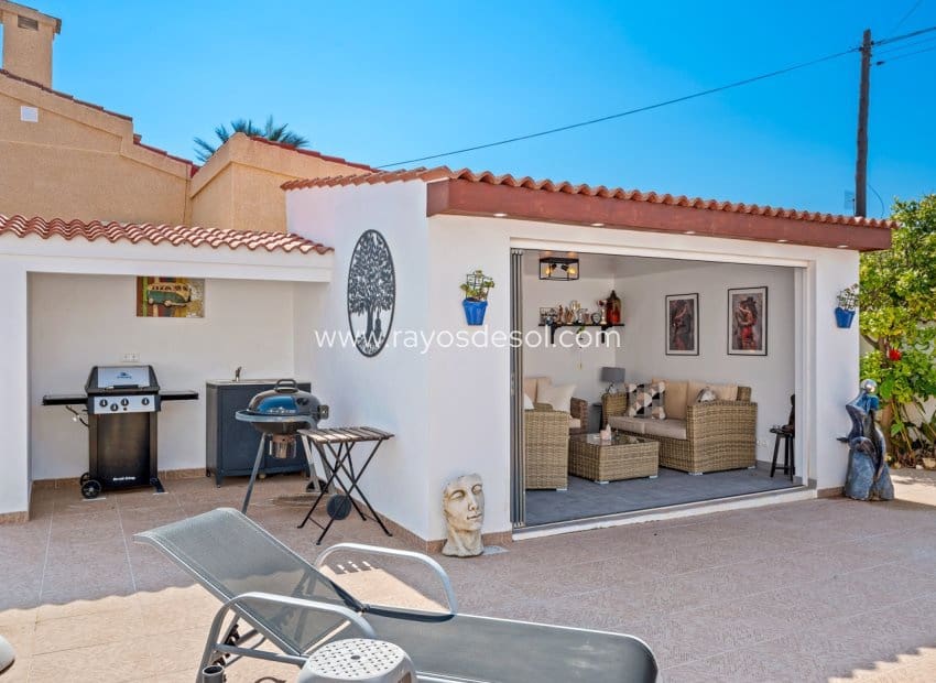 Chalet de 3 habitaciones en Rojales en venta con piscina - 495.000 € (Ref: 9723902)