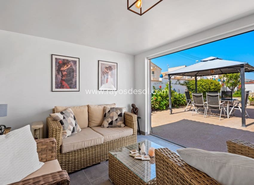 Chalet de 3 habitaciones en Rojales en venta con piscina - 495.000 € (Ref: 9723902)