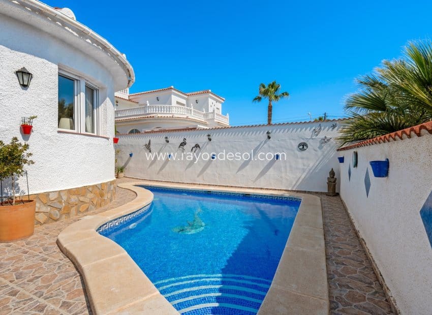 Chalet de 3 habitaciones en Rojales en venta con piscina - 495.000 € (Ref: 9723902)