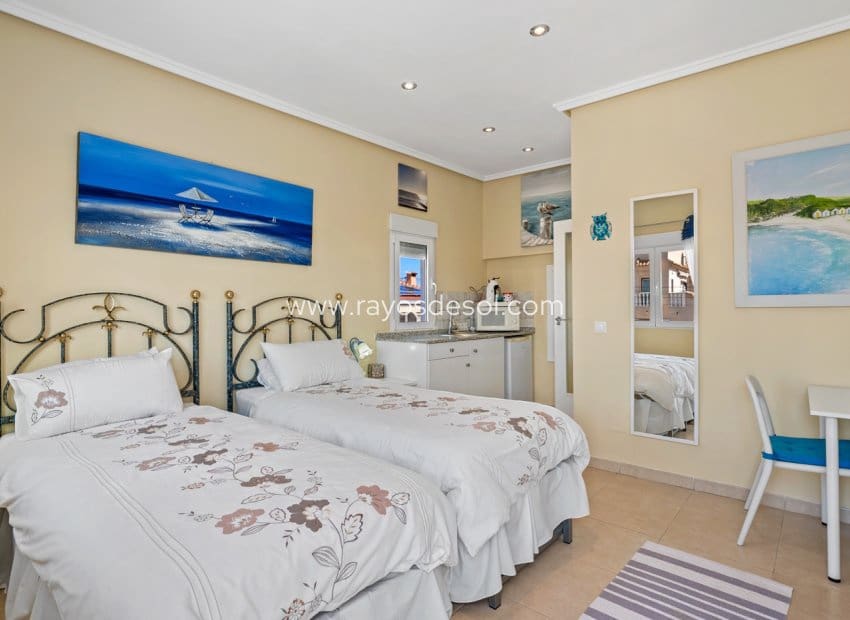 Chalet de 3 habitaciones en Rojales en venta con piscina - 495.000 € (Ref: 9723902)