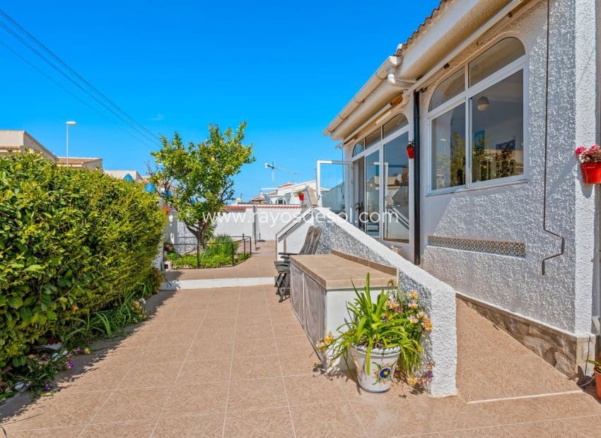 Chalet de 3 habitaciones en Rojales en venta con piscina - 495.000 € (Ref: 9723902)